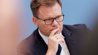 Der Beauftragte der Bundesregierung für Ostdeutschland, Carsten Schneider (SPD), in der Bundespressekonferenz.