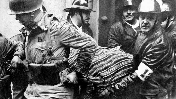 Archiv: Soldaten tragen den Körper des toten Salvador Allendes nach dem Putsch in Chile 1973