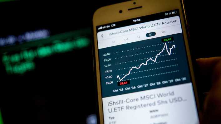 Smartphone mit Depotentwicklungen eines ETF (Bild: picture alliance / dpa-tmn)