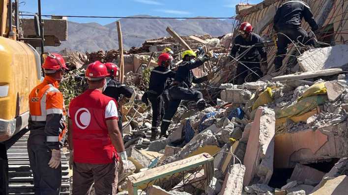 Ein Rettungsteam sucht unter den Trümmern nach dem Erdbeben in Marokko nach Überlebenden.