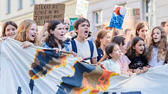 Kinder und Jugendliche nehmen an der Protestaktion der Klimaschutzbewegung Fridays for Future in Berlin teil.