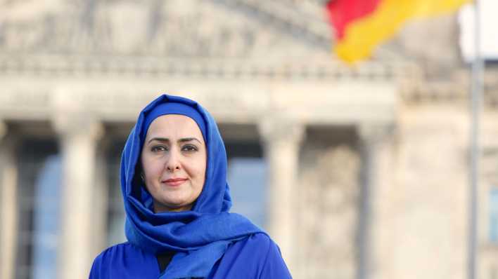 ARCHIV: muslimische Lehrerin Fereshta Ludin vor dem Bundestag (Bild: picture alliance / dpa)