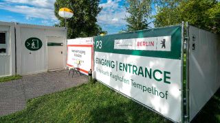 Banner an der Unterkunft P3 am Flughafen Tempelhof vom Landesamt für Flüchtlingsangelegenheiten