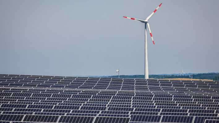 Solarpark und Windrad auf der Halde Deusenberg