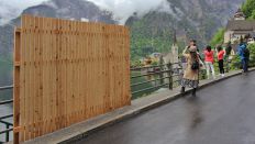 Ein Holzzaun soll gegen fotografierende Touristen in Hallstatt schützen.