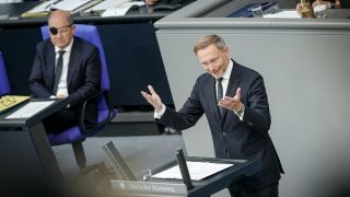 : Christian Lindner (FDP), Bundesminister der Finanzen, spricht neben Bundeskanzler Olaf Scholz (l, SPD) im Plenarsaal des Bundestags zu Beginn der Haushaltswoche