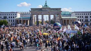 Tausende von Menschen nehmen an der Protestaktion der Klimaschutzbewegung Fridays for Future vor dem Brandenburger Tor teil.
