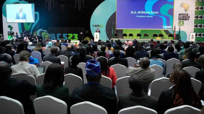 William Ruto (hinten, M), Präsident von Kenia, spricht während der offiziellen Eröffnung des Afrikanischen Klimagipfels