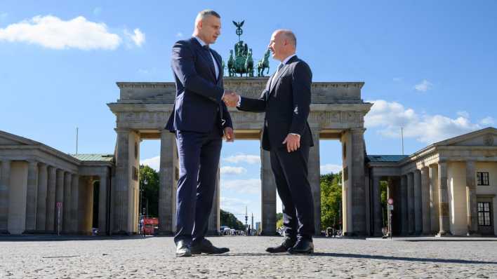 Kai Wegner empfängt Vitali Klitschko vor dem Brandenburger Tor.