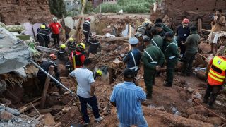 Rettungskräfte suchen in der Stadt Ouirgane, südlich von Marrakesch, nach dem schweren Erdbeben, nach Überlebenden.