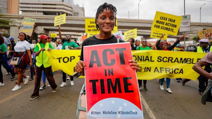 Vanessa Nakate aus Uganda nimmt an einem Klimaprotest zu Beginn des Afrikanischen Klimagipfels teil