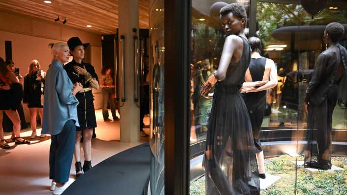 Christiane Arp (l) und die Designerin Esther Perbandt sehen sich deren Präsentation im Rahmen der Berlin Fashion Week an