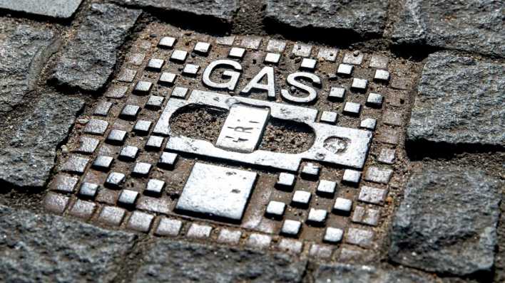 Straßenkappe eines Gasanschlusses im Gehweg (Bild: picture alliance / SULUPRESS.DE)