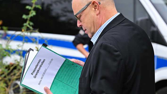 Michael Stübgen (CDU), Innenminister von Brandenburg, kommt zu einer Pressekonferenz bei einer Polizeikontrolle gegen Schleuser.