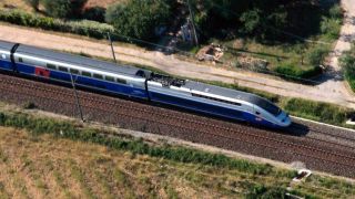 ARCHIV: TGV in Fahrt (Bild: picture alliance / maxppp)