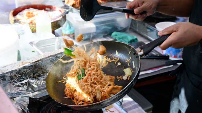 In einer mobilen Küche auf dem Thai-Streetfood-Markt im Preußenpark in Berlin-Wilmersdorf wird gekocht.