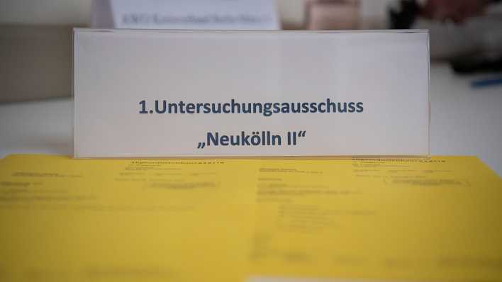Im Vorfeld der Sitzung des Untersuchungsausschusses zum "Neukölln-Komplex" steht ein Schild auf einem Tisch.