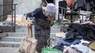 Eine älte Frau vor einem Verteilungszentrum für humanitäre Hilfsgüter in der Ukraine.