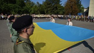 Soldaten und ukrainische Flagge in Lwiw