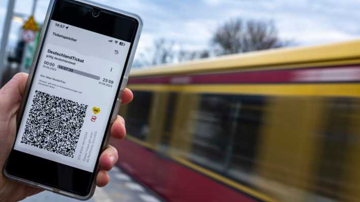 Auf dem Display eines Smartphones wird der QR-Code vom Deutschland-Ticket neben den Logos von VBB und BVG angezeigt