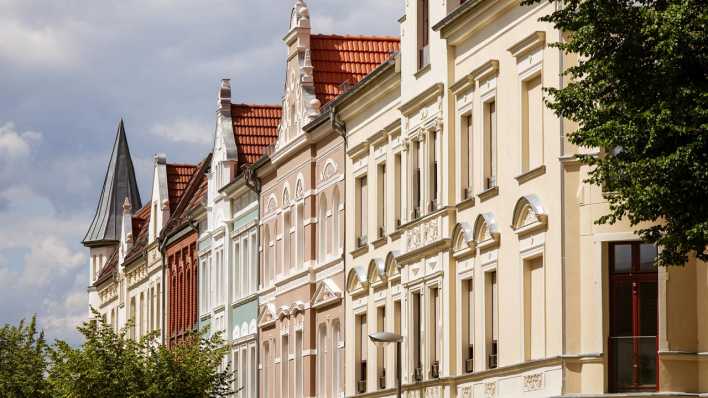 Sanierte Wohn- und Geschäftshäuser stehen in der Goethestraße in der Wittenberger Innenstadt.