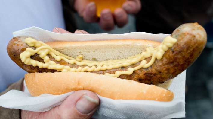 Symbolbild: Bratwurst bei einem Fest in Brandenburg