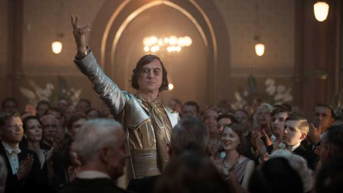 Lars Eidinger in einer Szene aus der vierten Staffel von "Babylon Berlin" (Bild: picture alliance / Frédéric Batier)