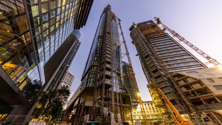 Die Baustelle „Four Frankfurt“ am Morgen