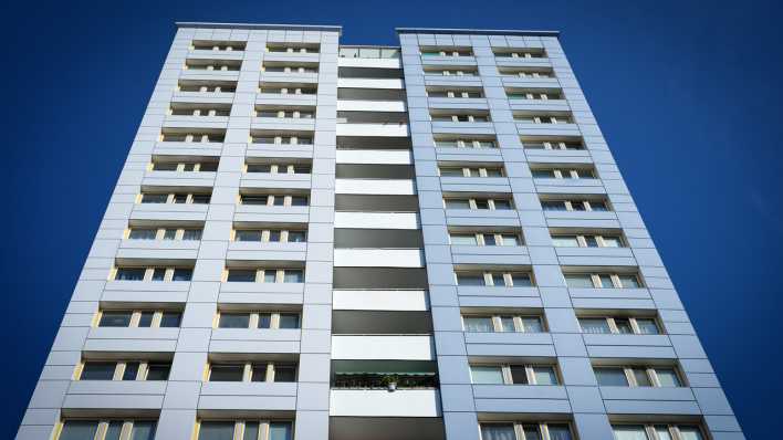 Ein mehretagiges Wohnhaus steht am Franz-Mehring-Platz in Berlin. (Bild: dpa/ Soeren Stache)