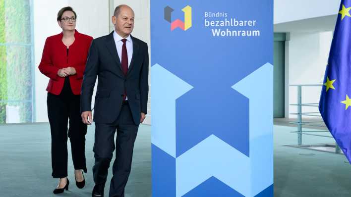 Bundeskanzler Olaf Scholz (SPD, r) und Klara Geywitz (SPD), Bundesministerin für Wohnen, Stadtentwicklung und Bauwesen, kommen zu einem Statement