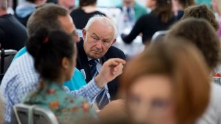 Günther Beckstein (CSU), früherer Ministerpräsident von Bayern, nimmt an einer Tischrunde des «Bürgerrates Demokratie» teil.