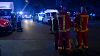 Einsatzfahrzeuge und Kräfte von Polizei und Feuerwehr stehen bei einem Einsatz an einer Kreuzung in der Heideckstraße in Berlin-Neukölln (Bild: dpa / Paul Zinken)