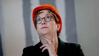 Klara Geywitz (SPD), Bundesministerin für Wohnen, Stadtentwicklung und Bauwesen, bei einer Baustellenbesichtigung.
