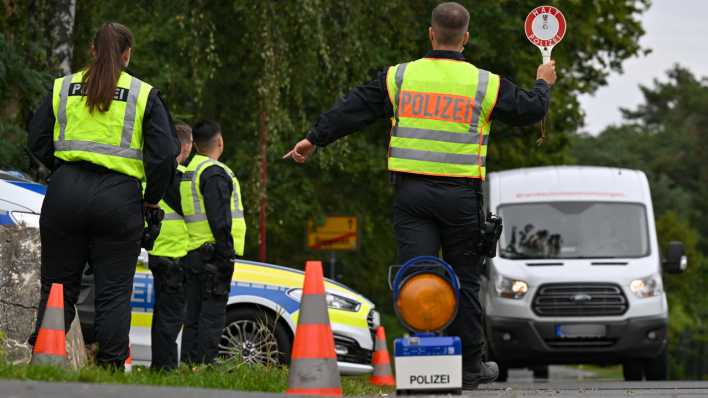 Polizeibeamte stoppen an der grenze zwischen Polen und Brandenburg einen Kleintransporter bei einer Kontrolle gegen Schleuserkriminalität (Bild: picture alliance/dpa | Patrick Pleul)