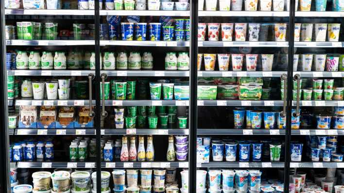 Verschiedene Milchprodukte stehen in Kühlschränken in einem Supermarkt (Bild: dpa / Sven Hoppe)