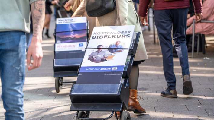 Zeugen Jehovas mit fahrbaren Infoständen