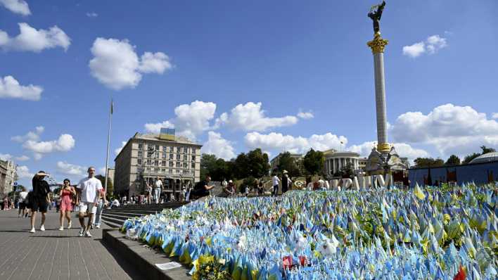 Am ukrainischen Unahbhängigkeitstag stehen viele kleine Flaggen auf dem Maidan in Kiew