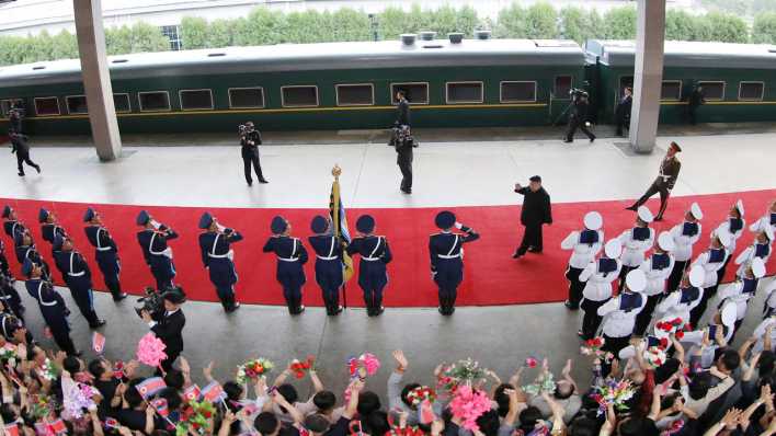 Der nordkoreanische Machthaber Kim Jong-un bei der Abreise aus Pjöngjang Richtung Moskau (Bild: picture alliance / Yonhap)