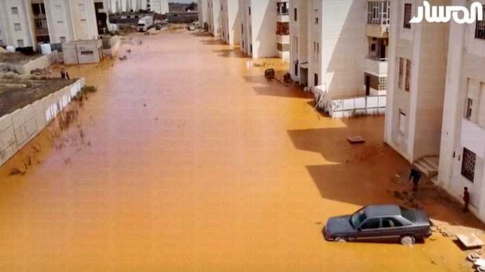 Straßen in der libyschen Stadt Darna sind nach dem Sturm "Danial" überflutet (Bild: picture alliance / dpa / Libya Almasar TV)