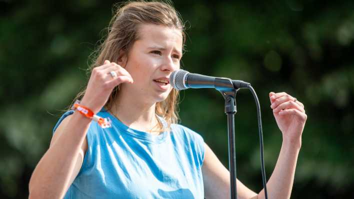 Luisa Neubauer, Klimaaktivistin für Fridays for Future, spricht bei einer Demonstration