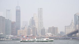 Die Rauchschwaden der kanadischen Waldbrände liegen über Lower Manhattan.