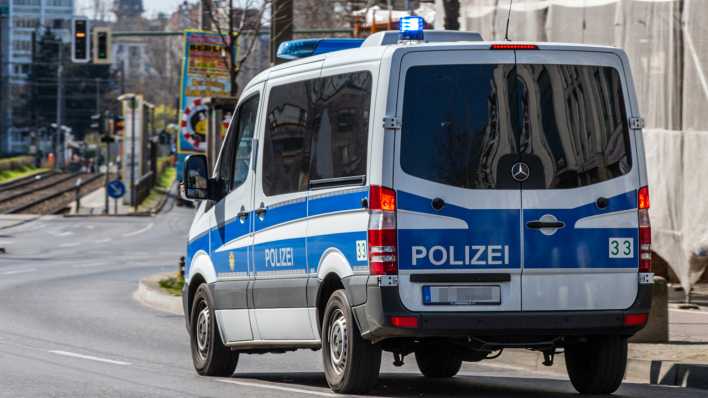 Wagen der Berliner Polizei faehrt mit Blaulicht durch Berliner Innenstadt.