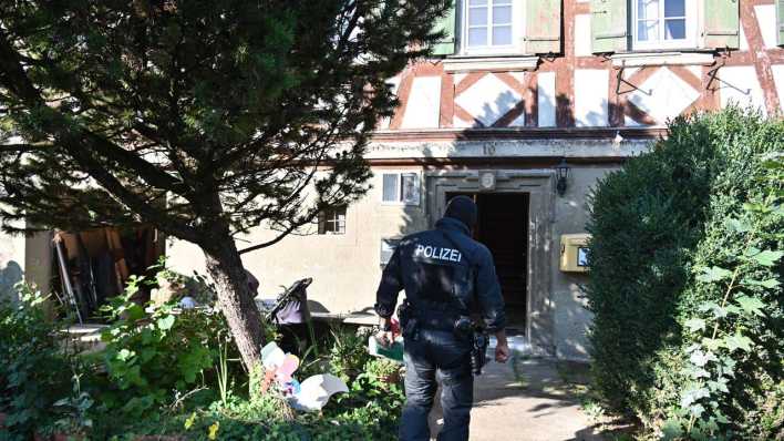 Einsatzkräfte der Polizei durchsuchen ein Objekt der verbotenen Gruppierung "Artgemeinschaft" (Bild: picture alliance/dpa | Jan-Philipp Strobel)