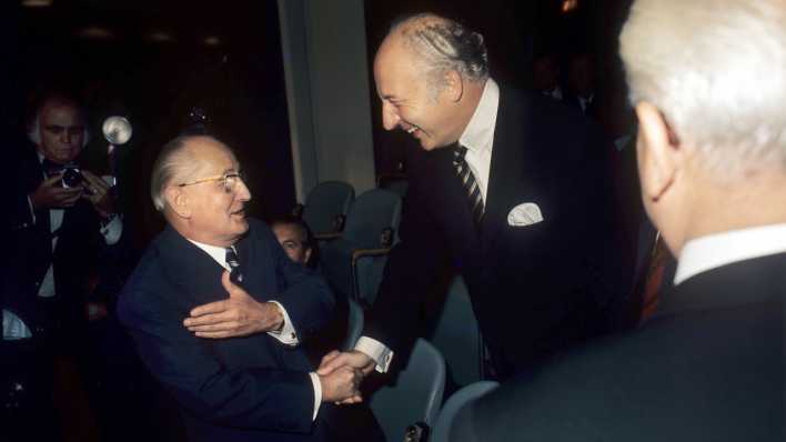 Händedruck zwischen dem Außenminister der DDR Otto Winzer (l) und dem Außenminister der Bundesrepublik Deutschland Walter Scheel. Aufnahme von 18.08.1973.