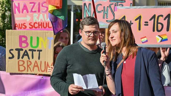 Die beiden Lehrkräfte, die Ende April in einen Brandbrief zum Thema Rechtsextremismus an ihrer Schule geschrieben hatten, während einer Demonstration (Bild: dpa / Patrick Pleul)