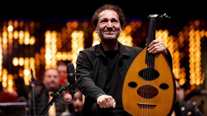 Der irakische Oud-Viruose Naseer Shamma bei einem Konzert in Baghdad (Bild: picture alliance / Hadi Mizban)