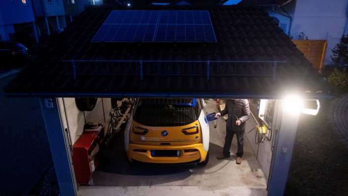 Ein Teilnehmer einer Projektstudie lädt in seiner Garage ein E-Auto. (Bild: picture alliance/dpa | Marijan Murat)