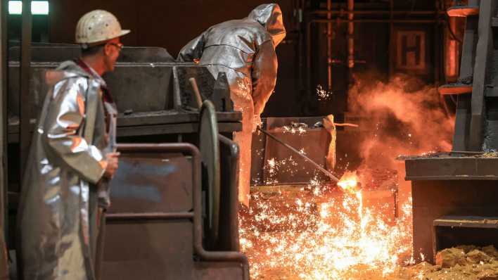 Stahlarbeiter ziehen im Stellwerk von Thyssen-Krupp eine Probe.