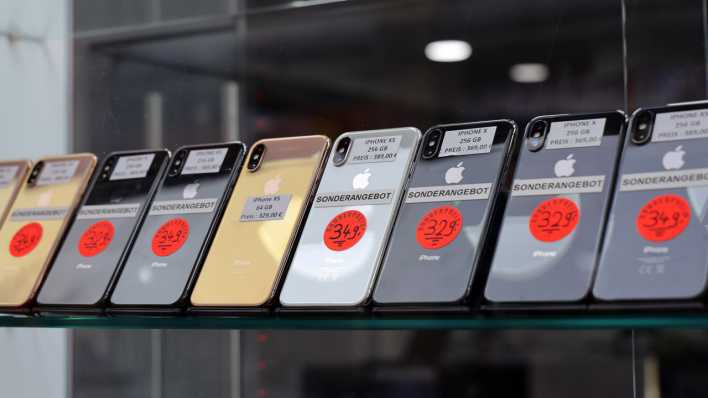 Gebrauchte Handys in einem Schaufenster (Bild: picture alliance / Snowfield Photography)