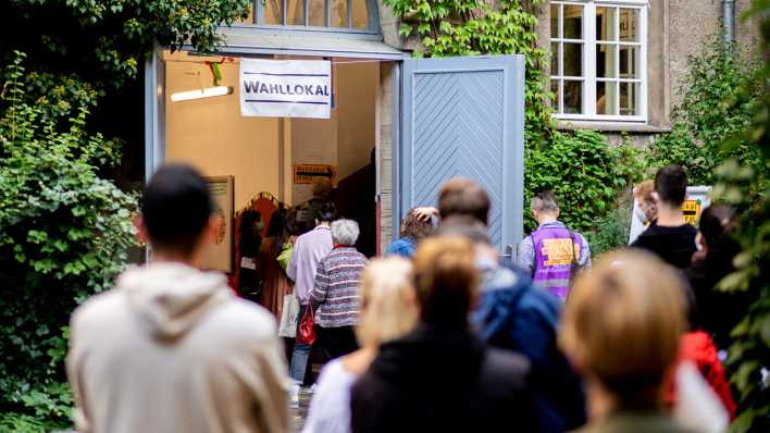 Zahlreiche Wählerinnen und Wähler warten im September 2021 im Stadtteil Prenzlauer Berg in einer langen Schlange vor einem Wahllokal (Bild: dpa / Hauke-Christian Dittrich)